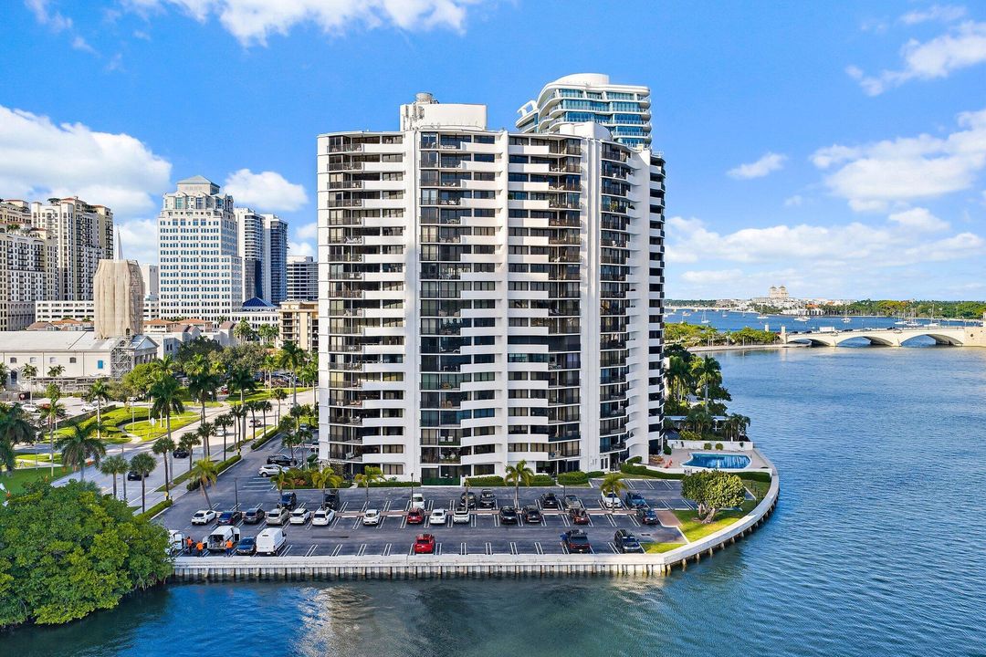 Под контрактом: $1,500,000 (2 спален, 2 ванн, 1247 Квадратных фут)