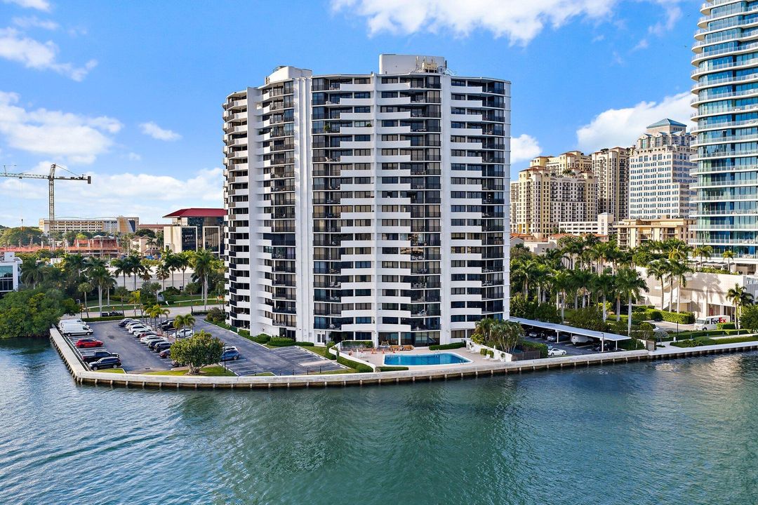 Под контрактом: $1,500,000 (2 спален, 2 ванн, 1247 Квадратных фут)