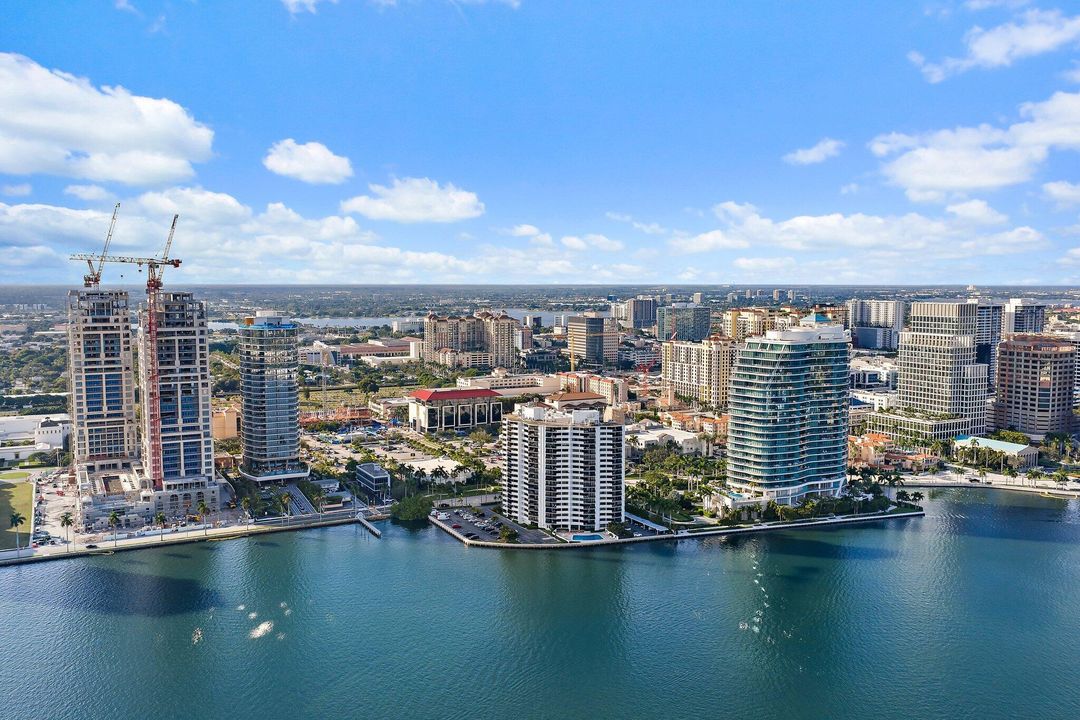 Под контрактом: $1,500,000 (2 спален, 2 ванн, 1247 Квадратных фут)