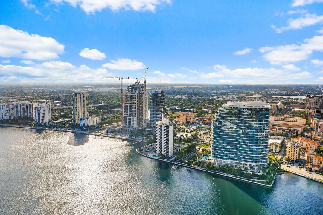 Под контрактом: $1,500,000 (2 спален, 2 ванн, 1247 Квадратных фут)