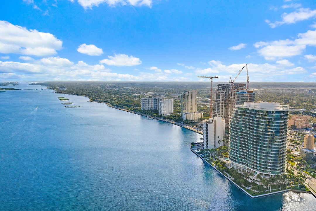 Под контрактом: $1,500,000 (2 спален, 2 ванн, 1247 Квадратных фут)