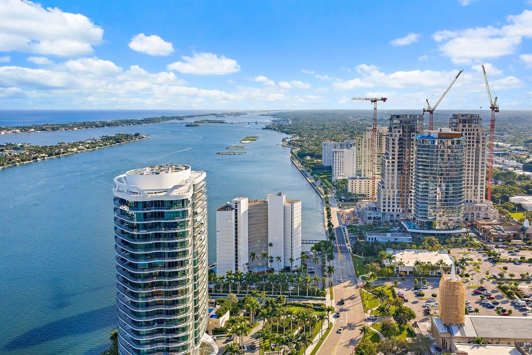 Под контрактом: $1,500,000 (2 спален, 2 ванн, 1247 Квадратных фут)