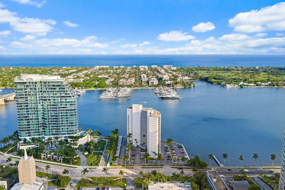 Под контрактом: $1,500,000 (2 спален, 2 ванн, 1247 Квадратных фут)