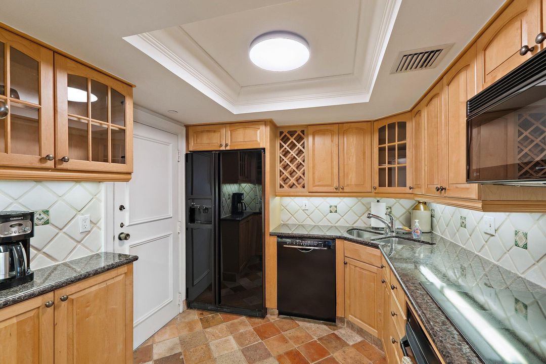 Под контрактом: $1,500,000 (2 спален, 2 ванн, 1247 Квадратных фут)