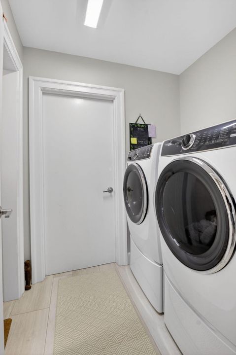 For Sale: $1,750,000 (4 beds, 3 baths, 2884 Square Feet)