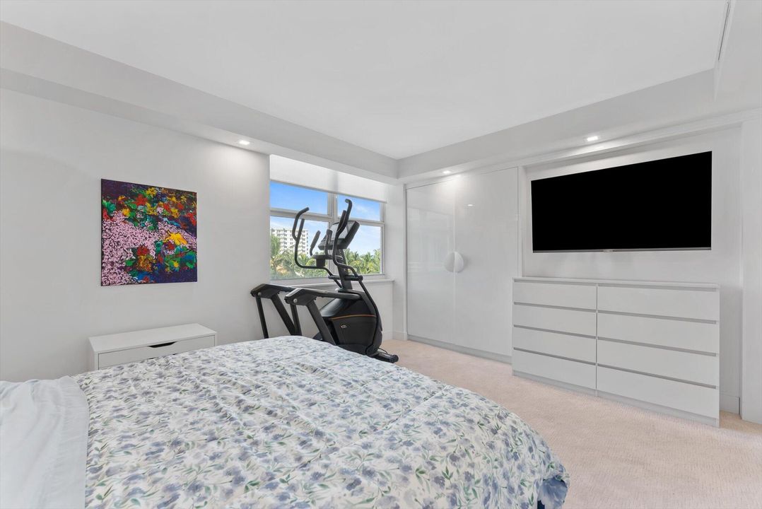 For Sale: $2,000,000 (2 beds, 2 baths, 2210 Square Feet)