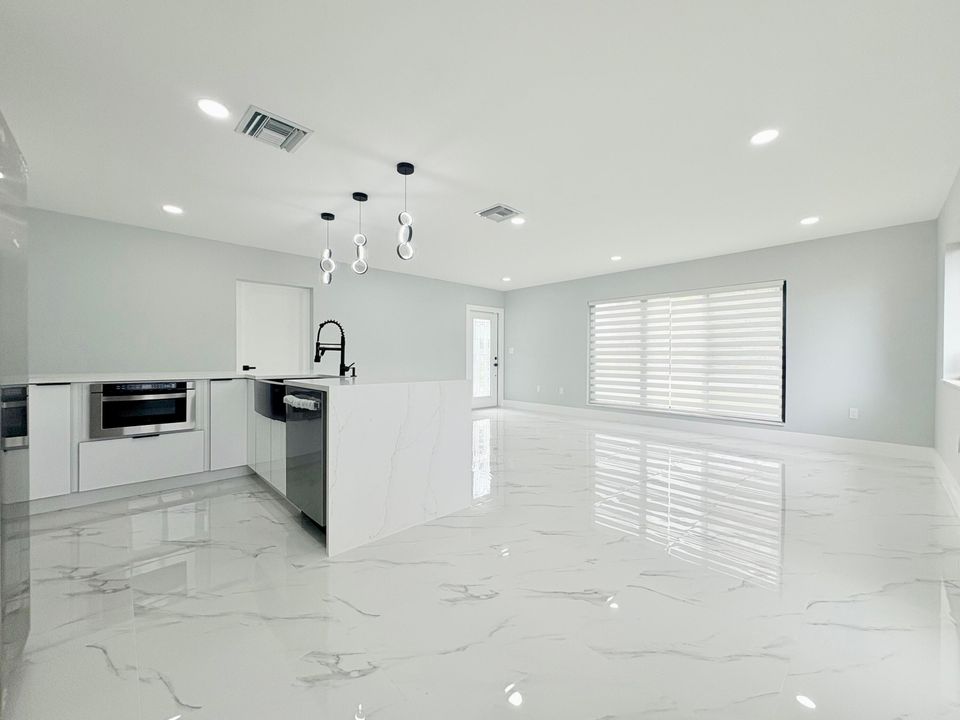 待售: $569,000 (4 贝兹, 2 浴室, 1344 平方英尺)