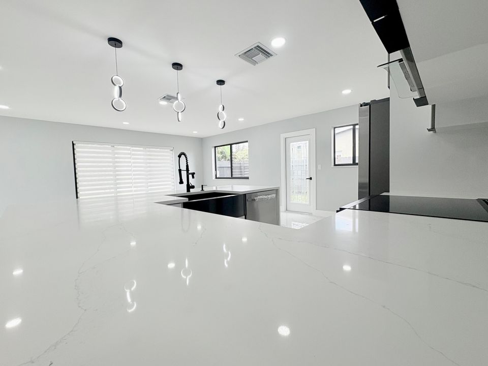 待售: $569,000 (4 贝兹, 2 浴室, 1344 平方英尺)