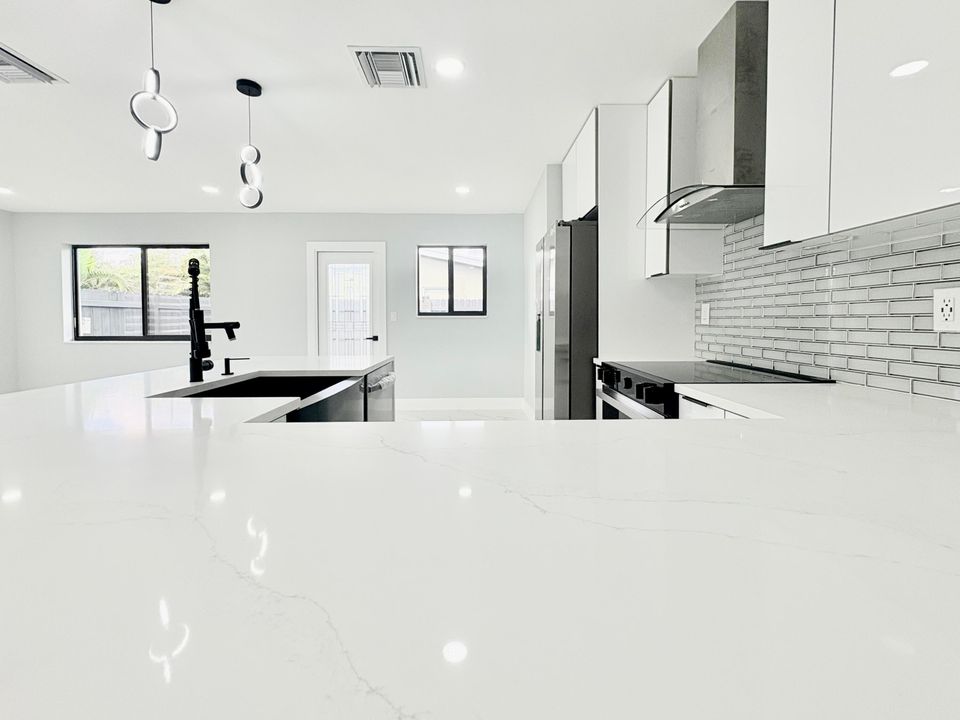 待售: $569,000 (4 贝兹, 2 浴室, 1344 平方英尺)