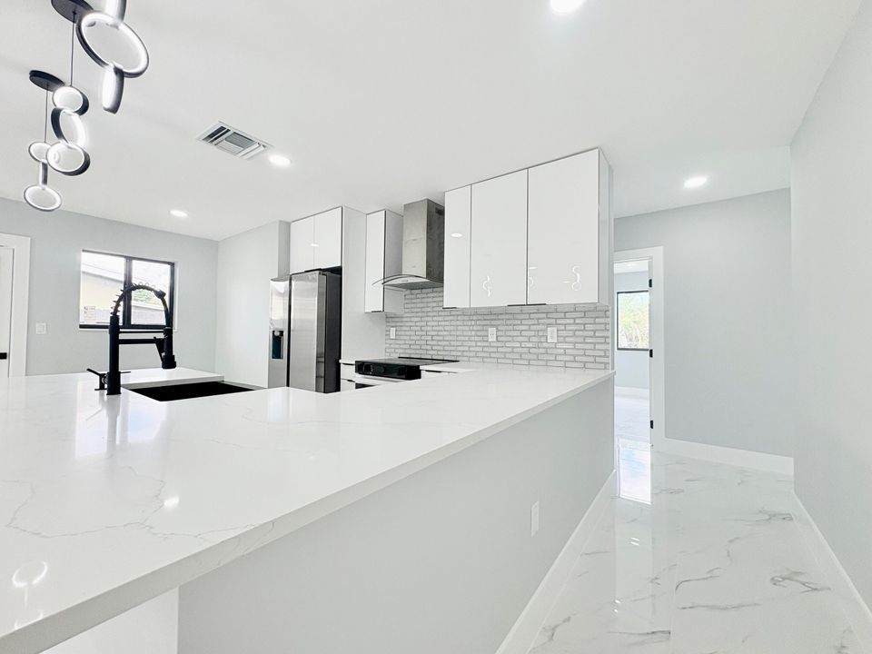 待售: $569,000 (4 贝兹, 2 浴室, 1344 平方英尺)