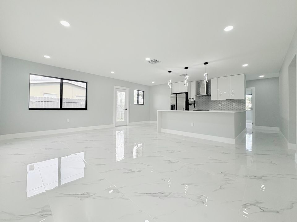 待售: $569,000 (4 贝兹, 2 浴室, 1344 平方英尺)