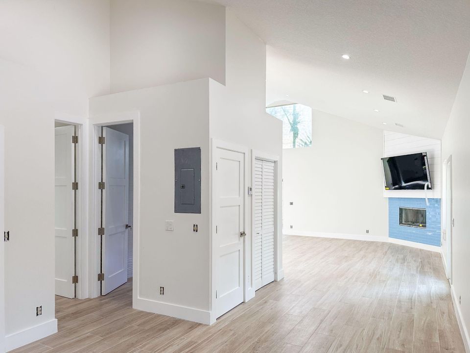 待售: $1,600,000 (2 贝兹, 1 浴室, 1280 平方英尺)