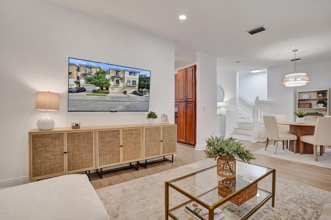 出租: $5,500 (3 贝兹, 3 浴室, 2334 平方英尺)