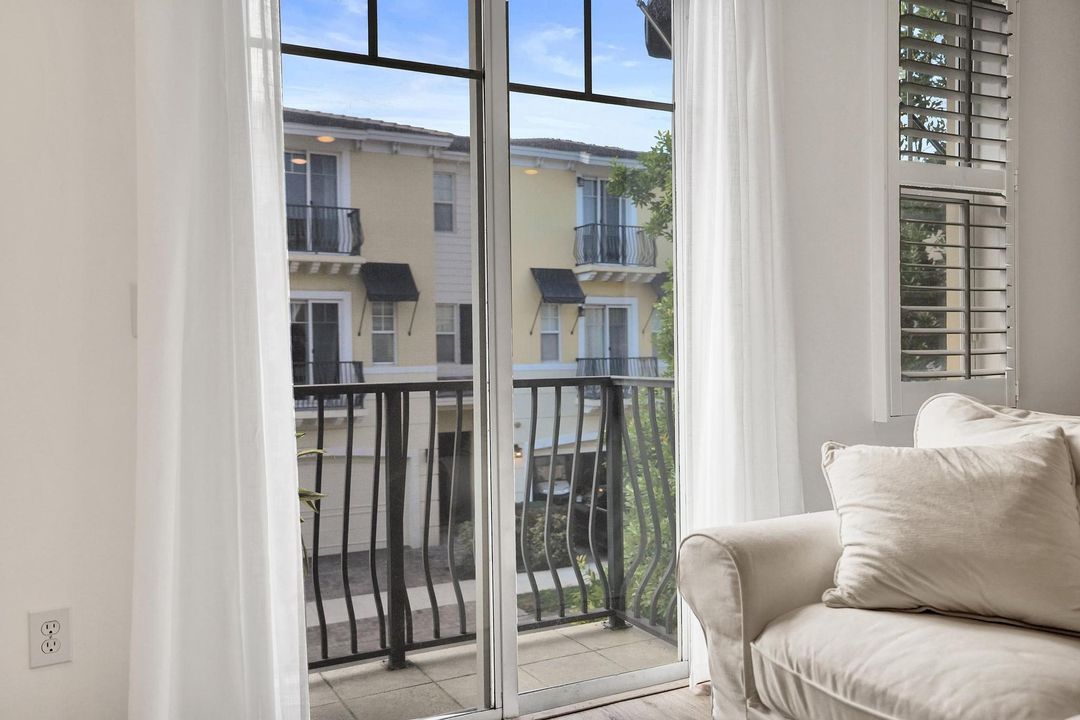 出租: $5,500 (3 贝兹, 3 浴室, 2334 平方英尺)