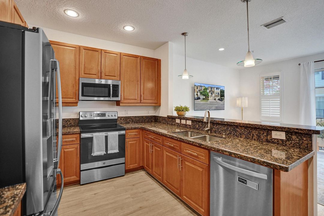 出租: $5,500 (3 贝兹, 3 浴室, 2334 平方英尺)