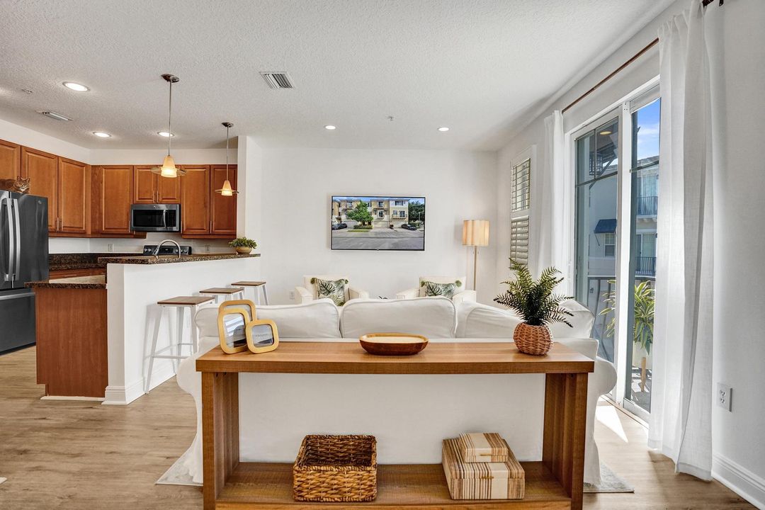 出租: $5,500 (3 贝兹, 3 浴室, 2334 平方英尺)