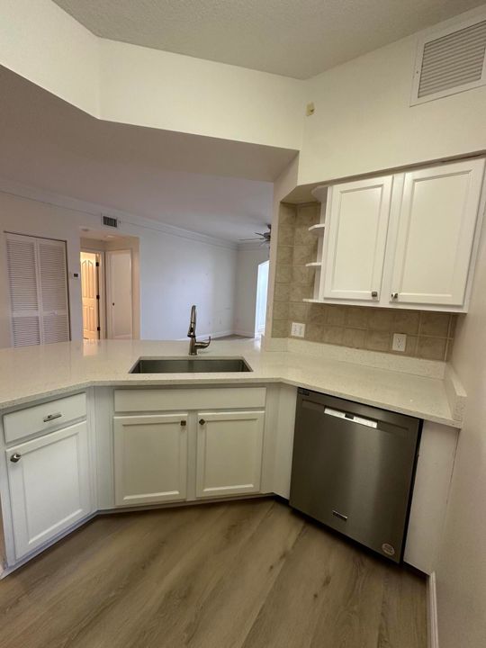 Под контрактом: $2,100 (2 спален, 2 ванн, 1258 Квадратных фут)