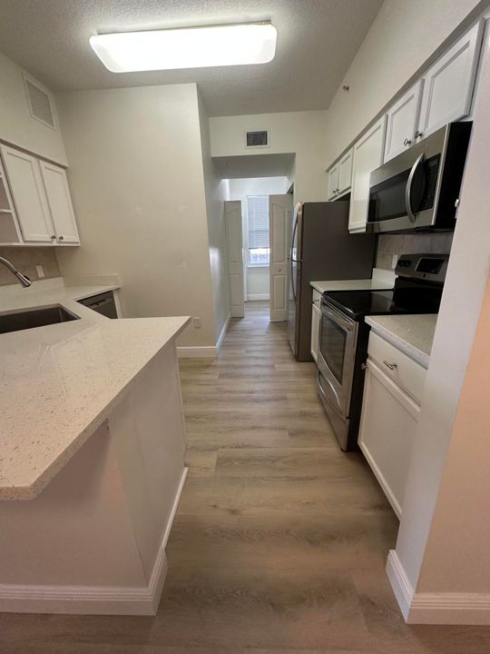 Под контрактом: $2,100 (2 спален, 2 ванн, 1258 Квадратных фут)