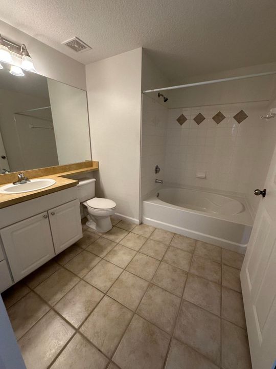 Под контрактом: $2,100 (2 спален, 2 ванн, 1258 Квадратных фут)