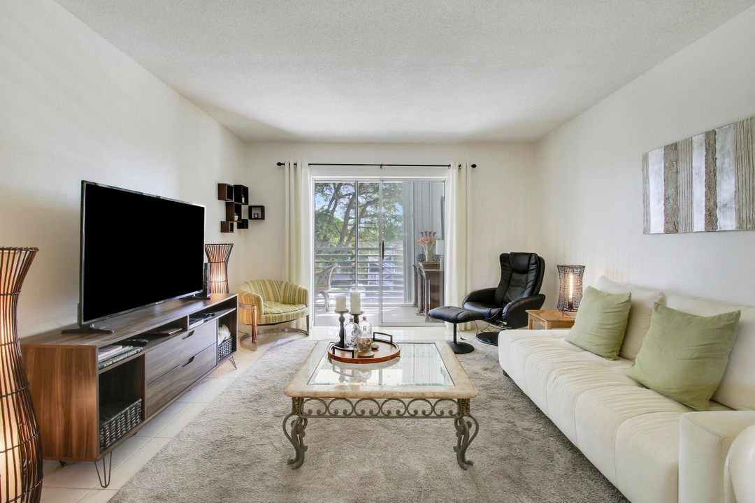 待售: $90,000 (2 贝兹, 1 浴室, 894 平方英尺)