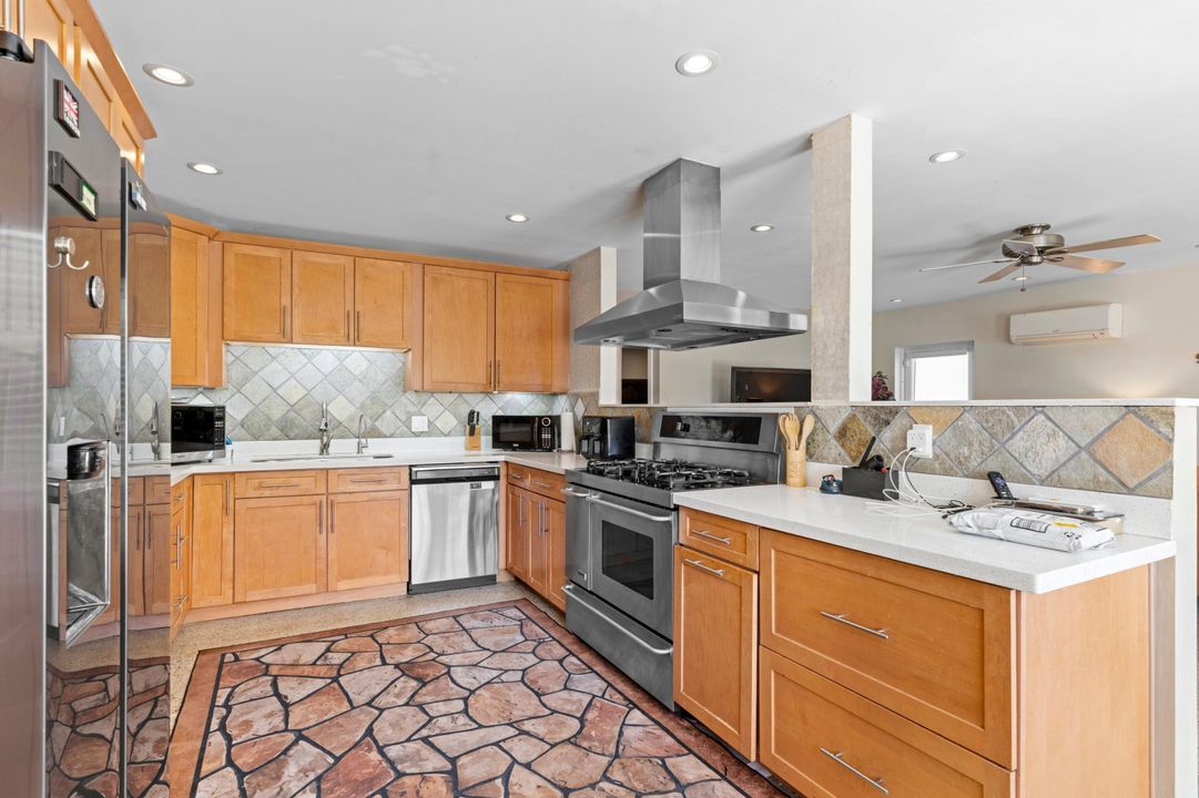 待售: $799,000 (3 贝兹, 3 浴室, 2305 平方英尺)