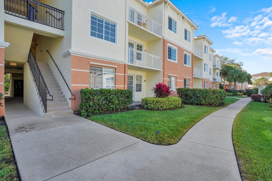 For Sale: $289,999 (2 beds, 2 baths, 1258 Square Feet)