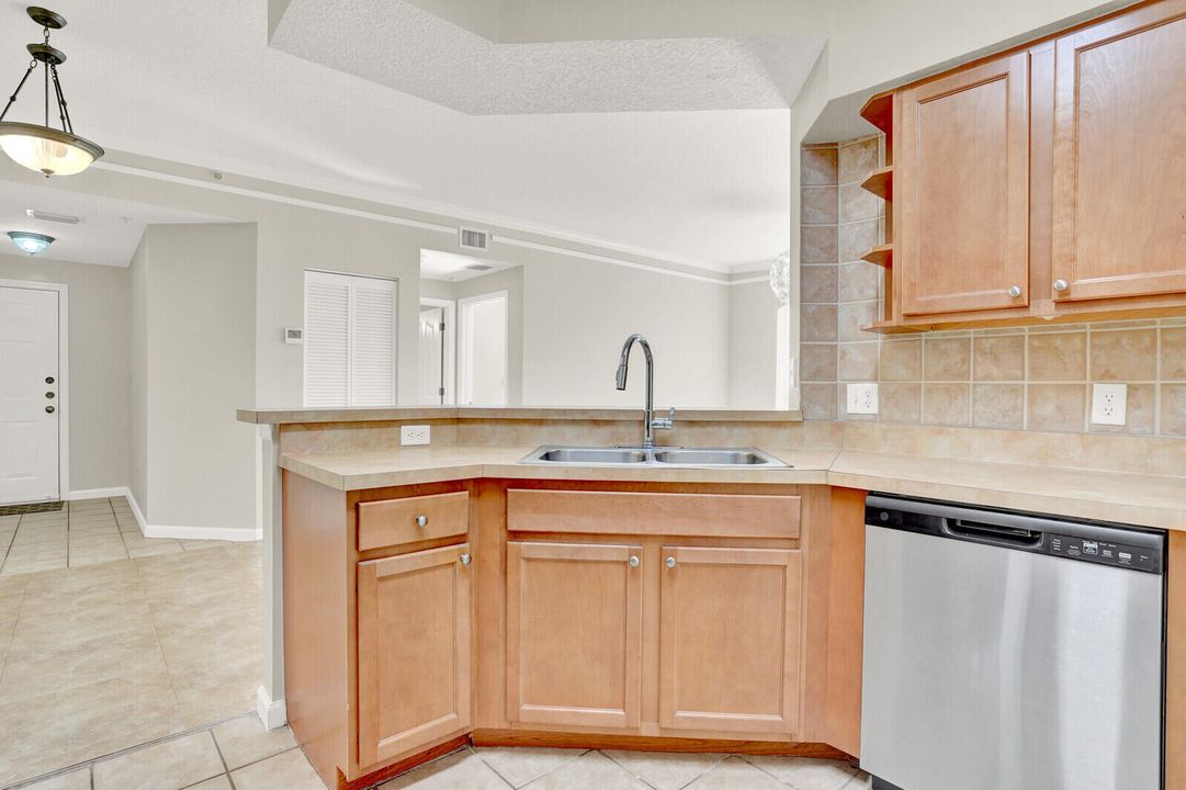 For Sale: $289,999 (2 beds, 2 baths, 1258 Square Feet)