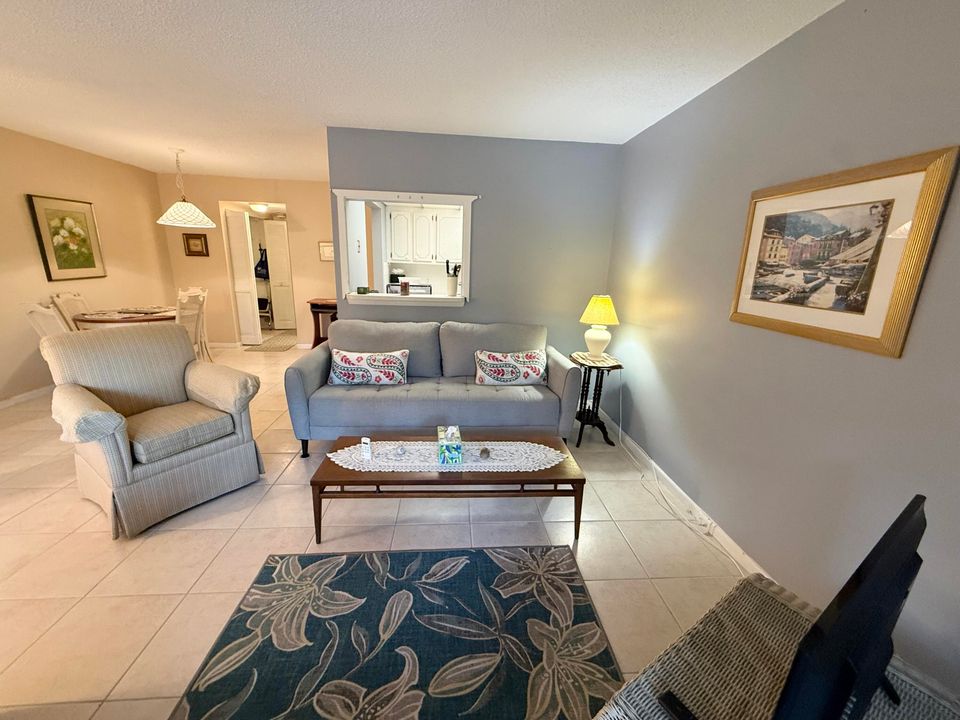 For Rent: $1,300 (1 beds, 1 baths, 700 Square Feet)