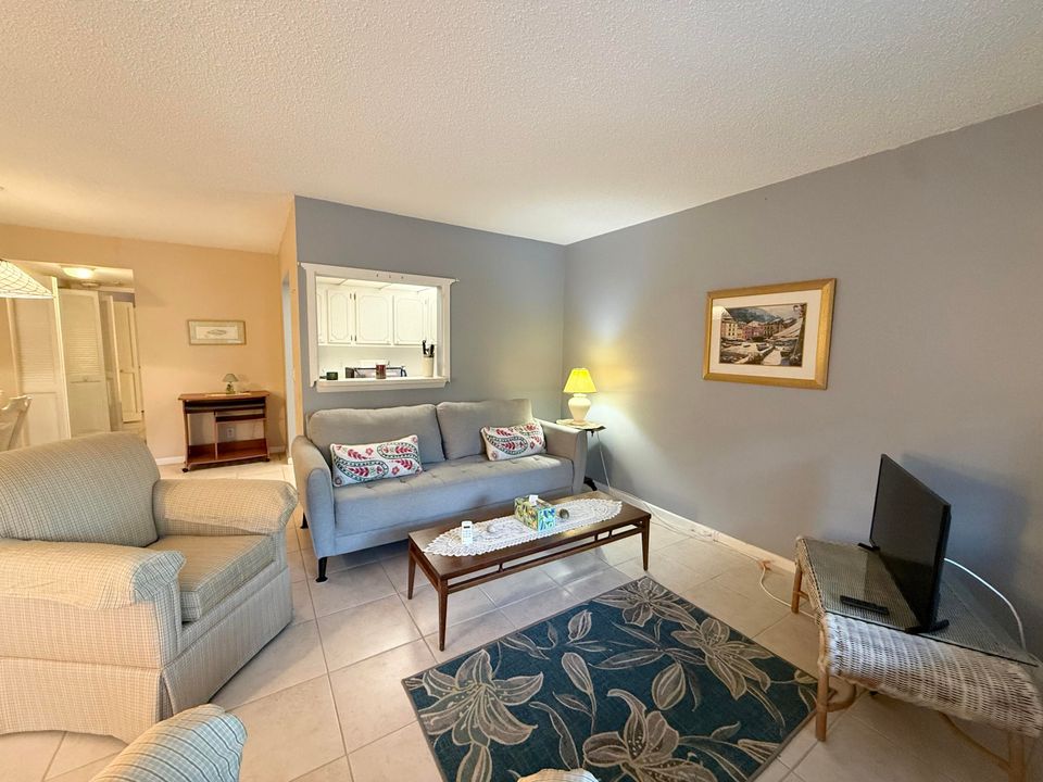 For Rent: $1,300 (1 beds, 1 baths, 700 Square Feet)