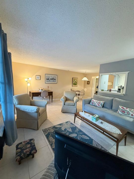 For Rent: $1,300 (1 beds, 1 baths, 700 Square Feet)