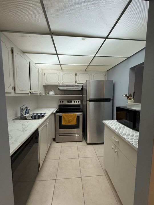 For Rent: $1,300 (1 beds, 1 baths, 700 Square Feet)