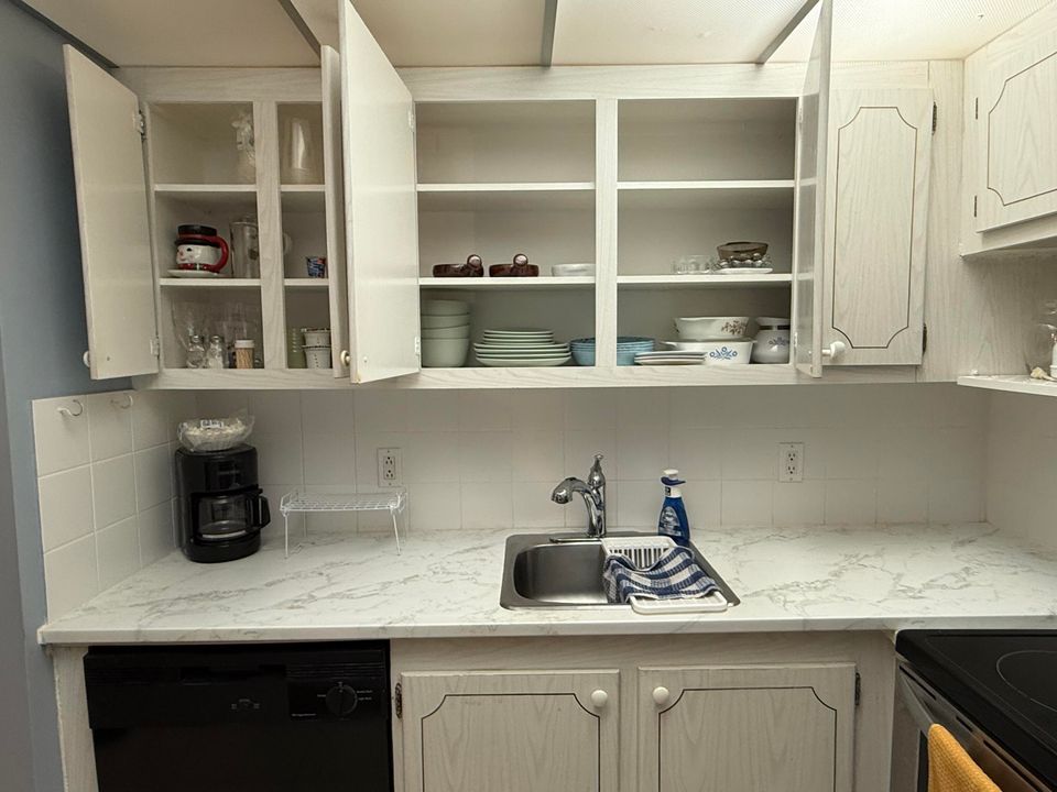 For Rent: $1,300 (1 beds, 1 baths, 700 Square Feet)