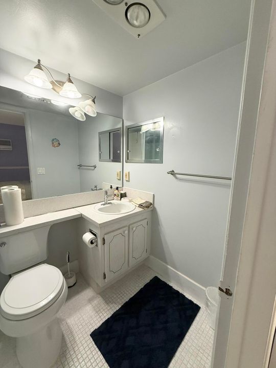 For Rent: $1,300 (1 beds, 1 baths, 700 Square Feet)