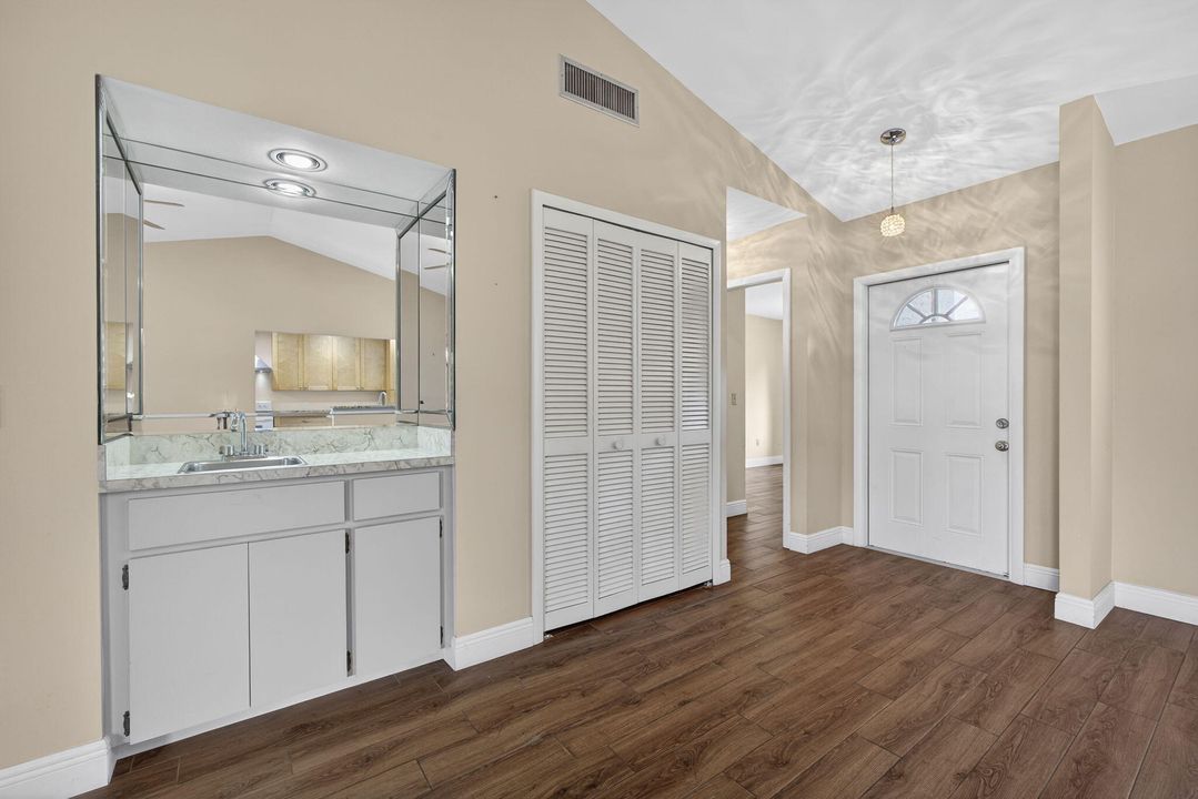 For Sale: $296,000 (2 beds, 2 baths, 1295 Square Feet)