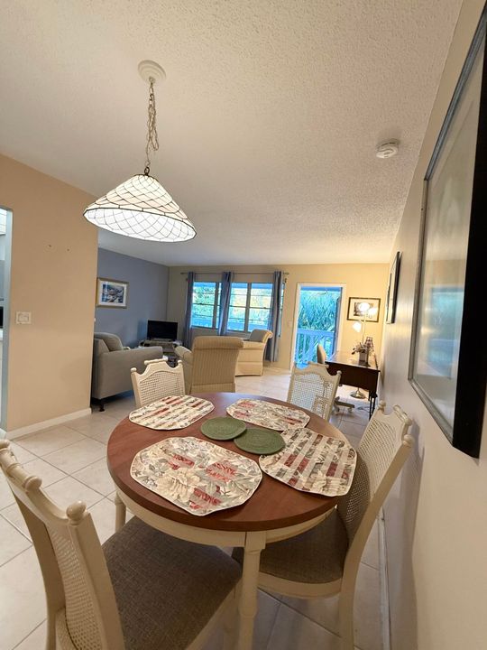 For Rent: $1,300 (1 beds, 1 baths, 700 Square Feet)