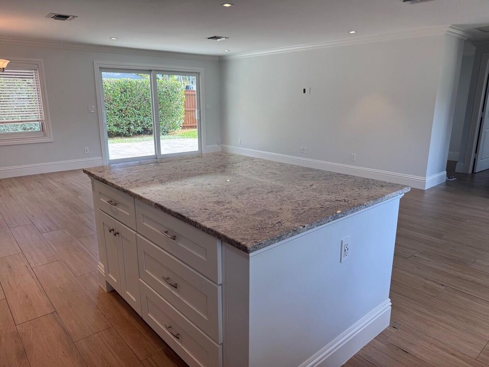 出租: $4,800 (3 贝兹, 3 浴室, 1564 平方英尺)