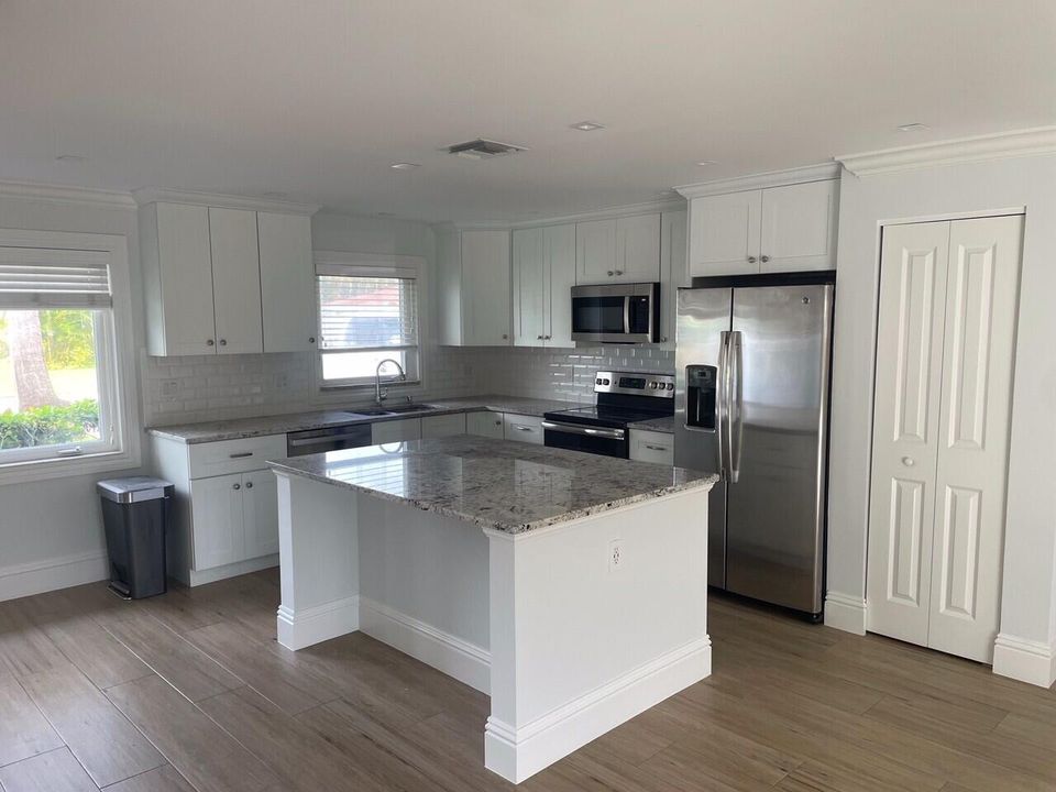 出租: $4,800 (3 贝兹, 3 浴室, 1564 平方英尺)