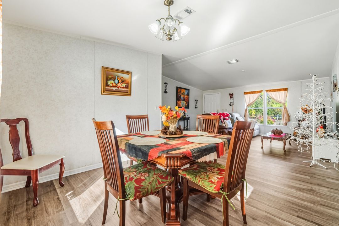 For Sale: $265,000 (3 beds, 2 baths, 1296 Square Feet)