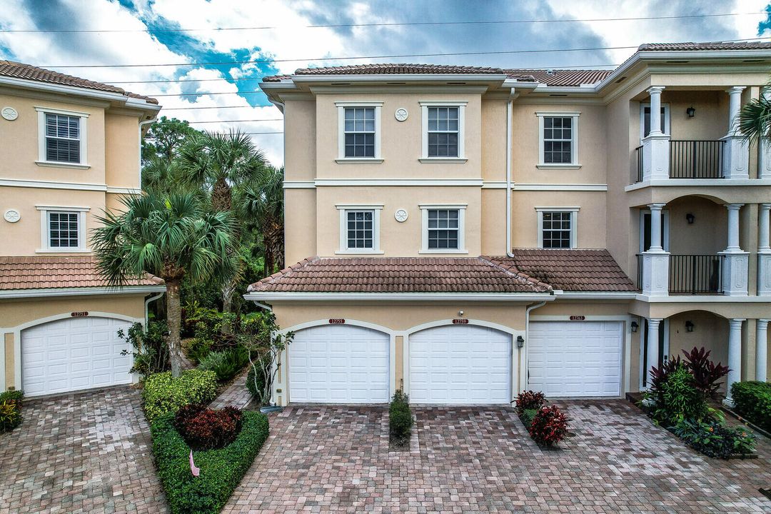 For Sale: $388,500 (3 beds, 3 baths, 1720 Square Feet)