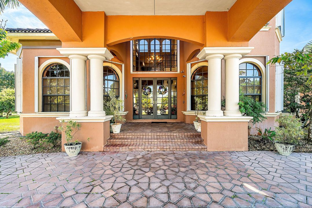 For Sale: $1,999,000 (5 beds, 5 baths, 5581 Square Feet)