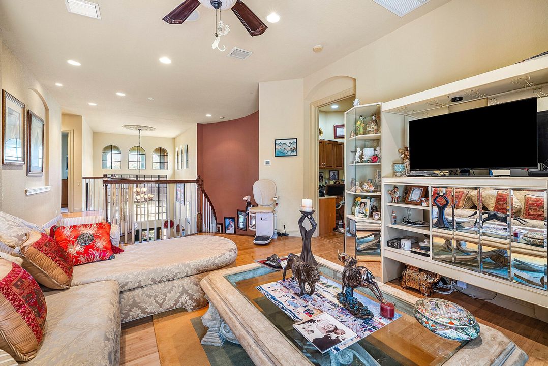 For Sale: $1,999,000 (5 beds, 5 baths, 5581 Square Feet)