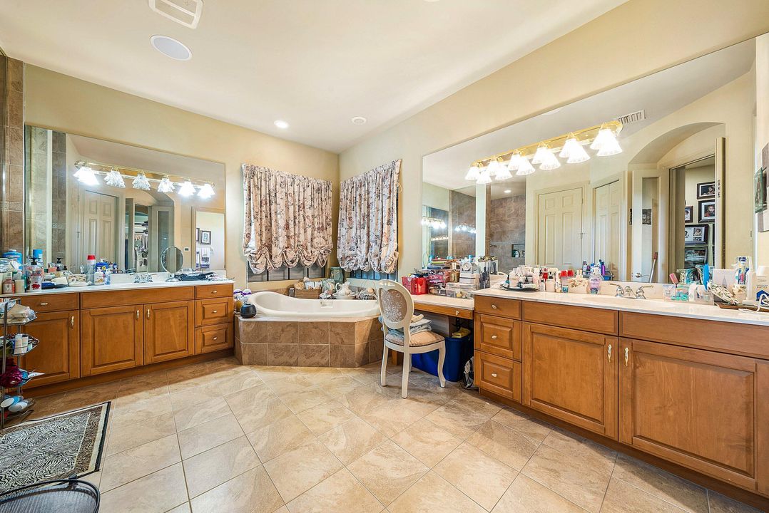 For Sale: $1,999,000 (5 beds, 5 baths, 5581 Square Feet)