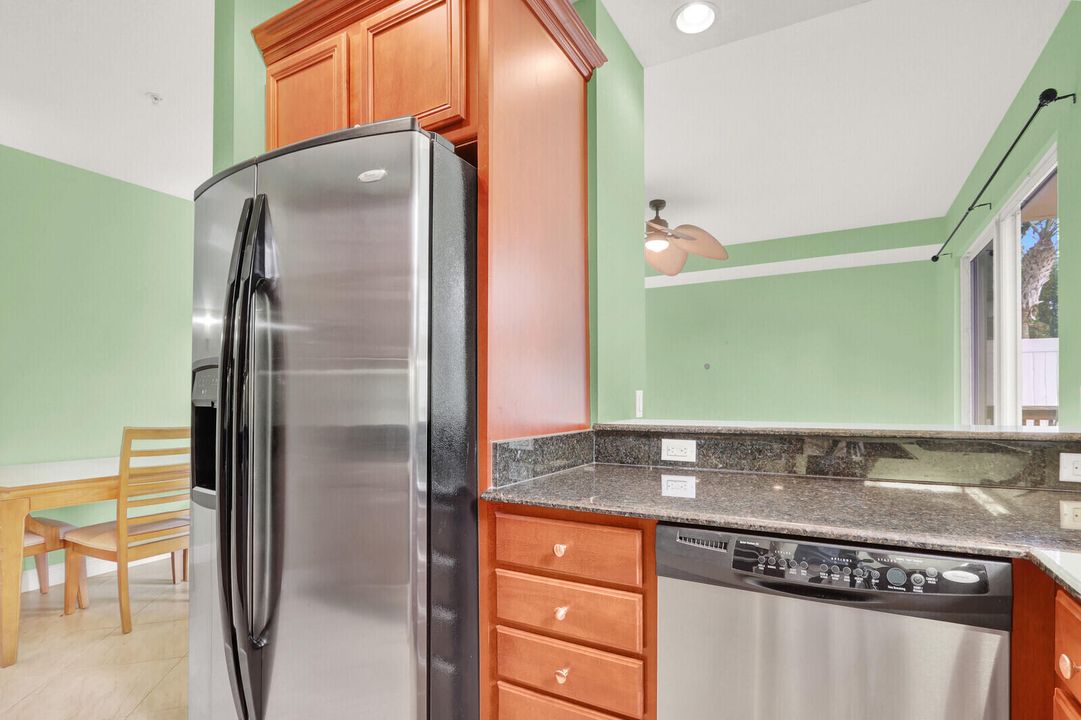 For Rent: $2,900 (3 beds, 3 baths, 1720 Square Feet)