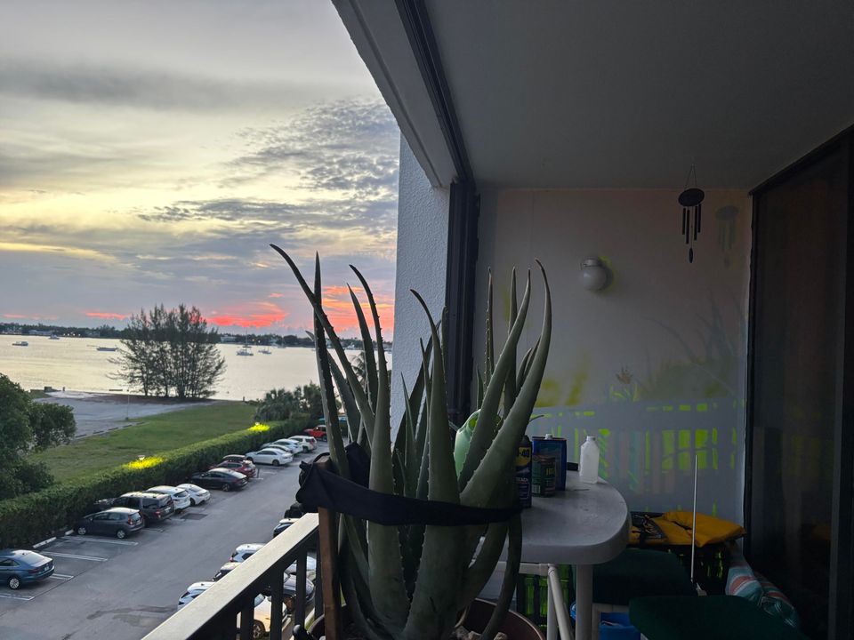 En Venta: $297,000 (2 camas, 2 baños, 1170 Pies cuadrados)