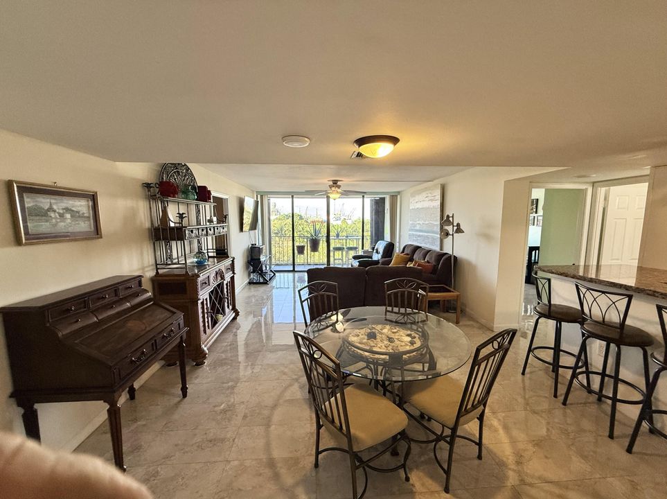 En Venta: $297,000 (2 camas, 2 baños, 1170 Pies cuadrados)