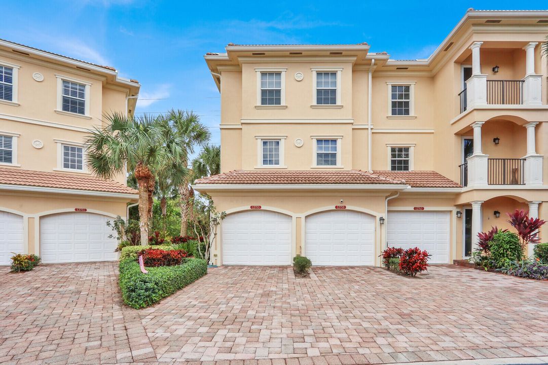 For Rent: $2,900 (3 beds, 3 baths, 1720 Square Feet)