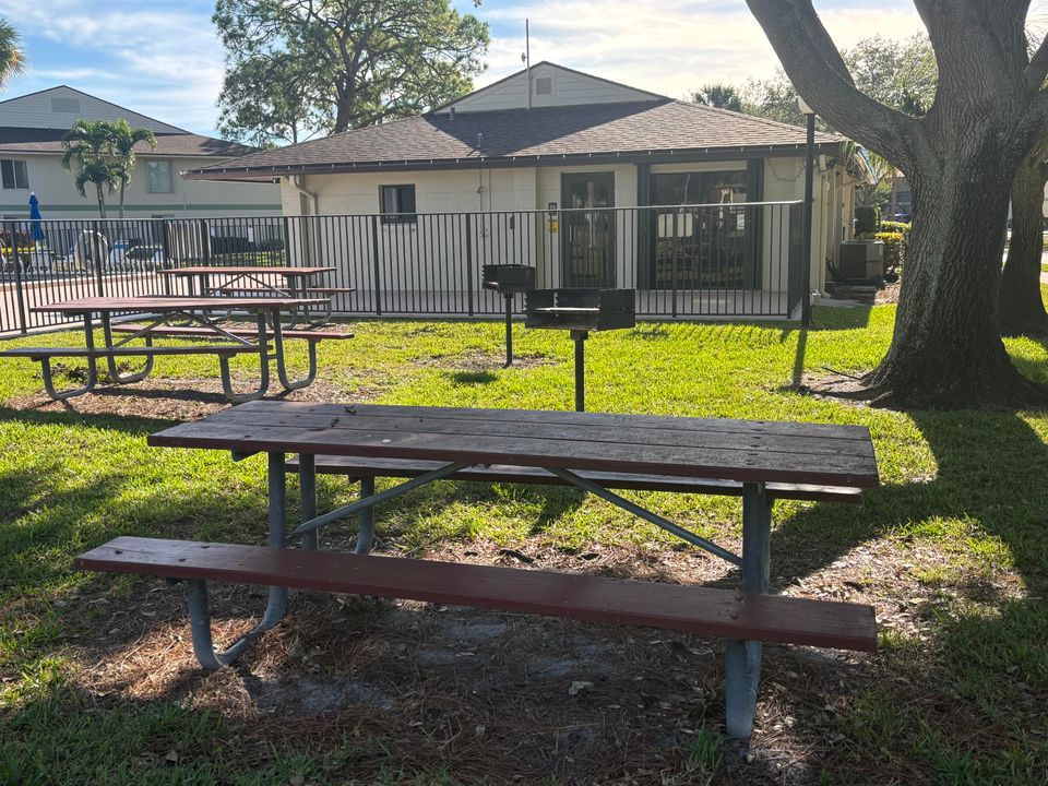 На продажу: $249,000 (2 спален, 2 ванн, 860 Квадратных фут)