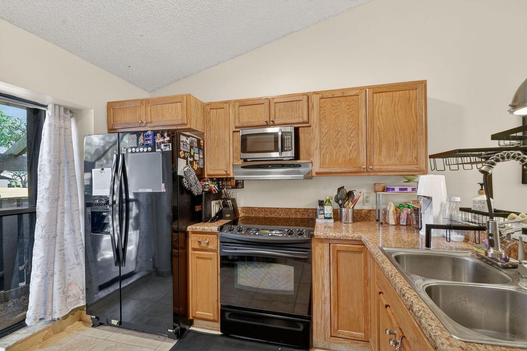 For Rent: $2,600 (3 beds, 2 baths, 1187 Square Feet)