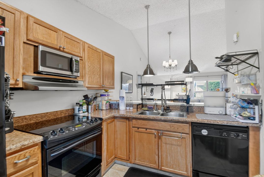 For Rent: $2,600 (3 beds, 2 baths, 1187 Square Feet)