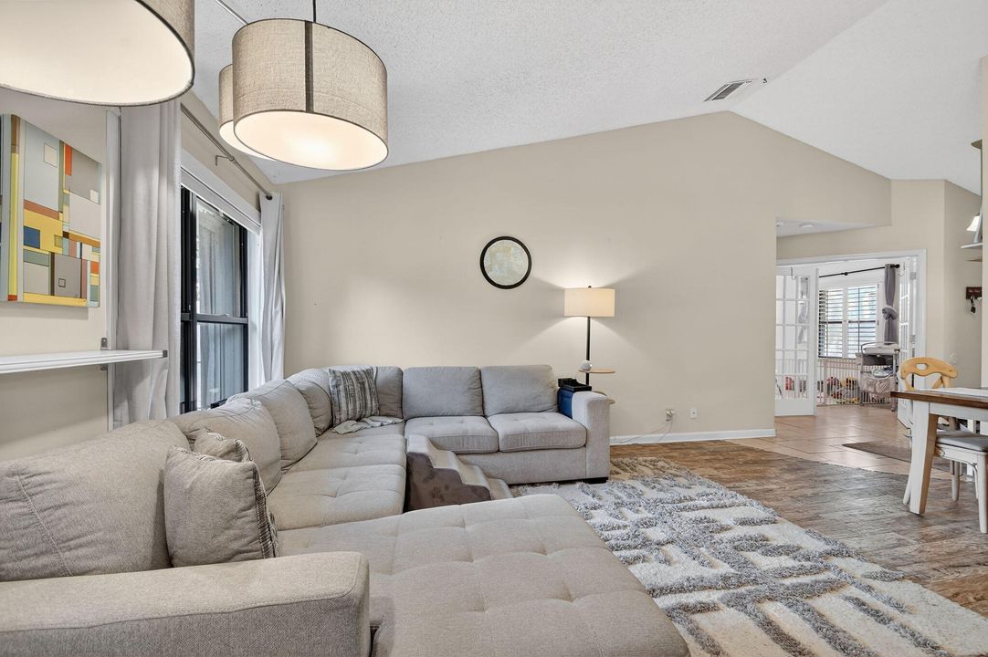 For Rent: $2,600 (3 beds, 2 baths, 1187 Square Feet)